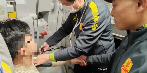 同机乘客突发身体不适 青岛红狮队医出手相救