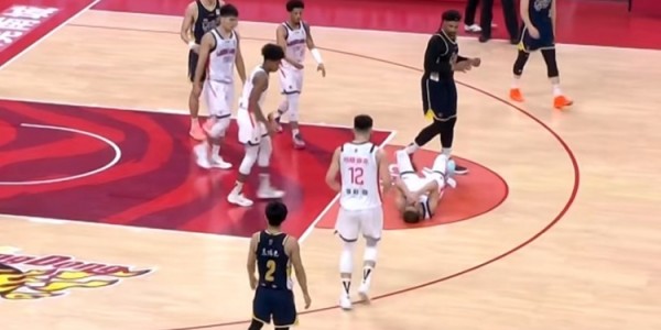 开云体育-看着就疼！萨林杰背打转身无意肘到郭艾伦脸部 被判进攻犯规！