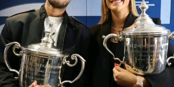 爆笑！萨巴伦卡当面把阿卡叫成辛纳，阿卡小发雷霆，抱着冠军奖杯要走