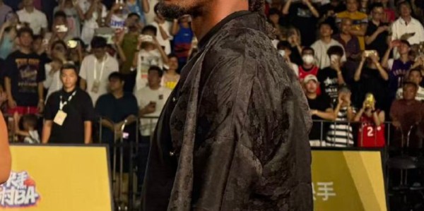 接地气！伦纳德身穿唐装出席村BA活动，秀粤语燃爆全场